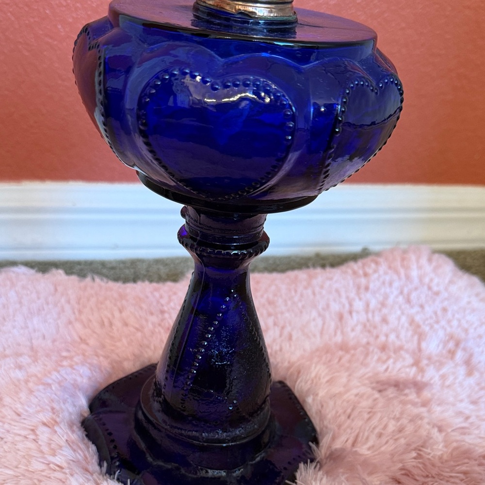 Pair of Antique Findlay Cobalt Blue Beaded Queen of Hearts Glass Oil lamps. - Picture 4 of 7